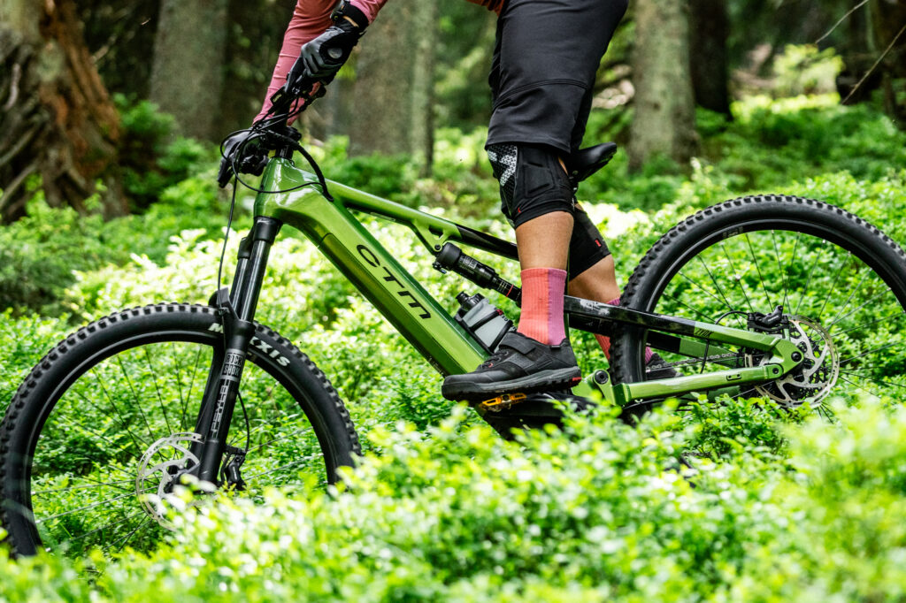 detailny záber na bicykl ctm v prirode, cyklistické vychádzky, cyklotrasy