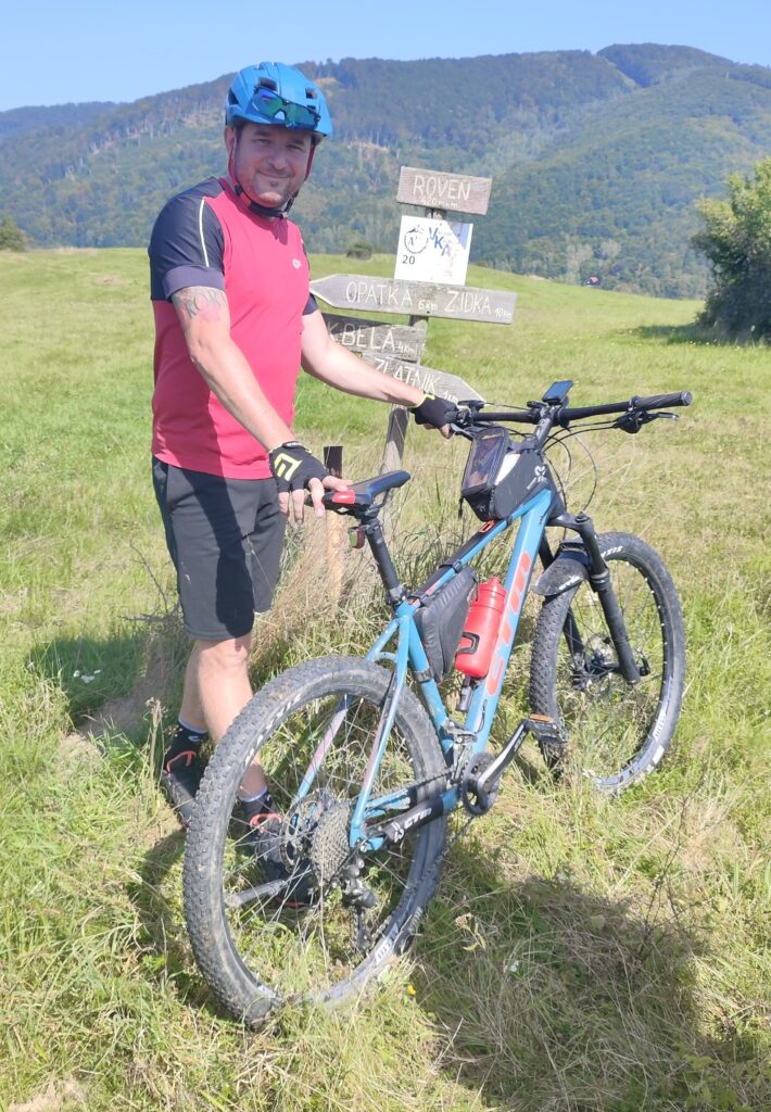 spokojný majitel s novým bicyklom na turistike na cyklotrase